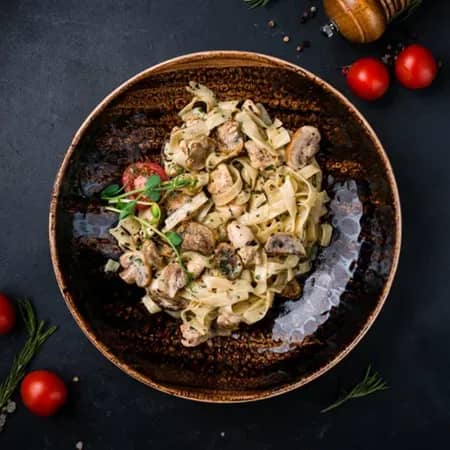 Тальятелле с курицей, грибами и песто<br>